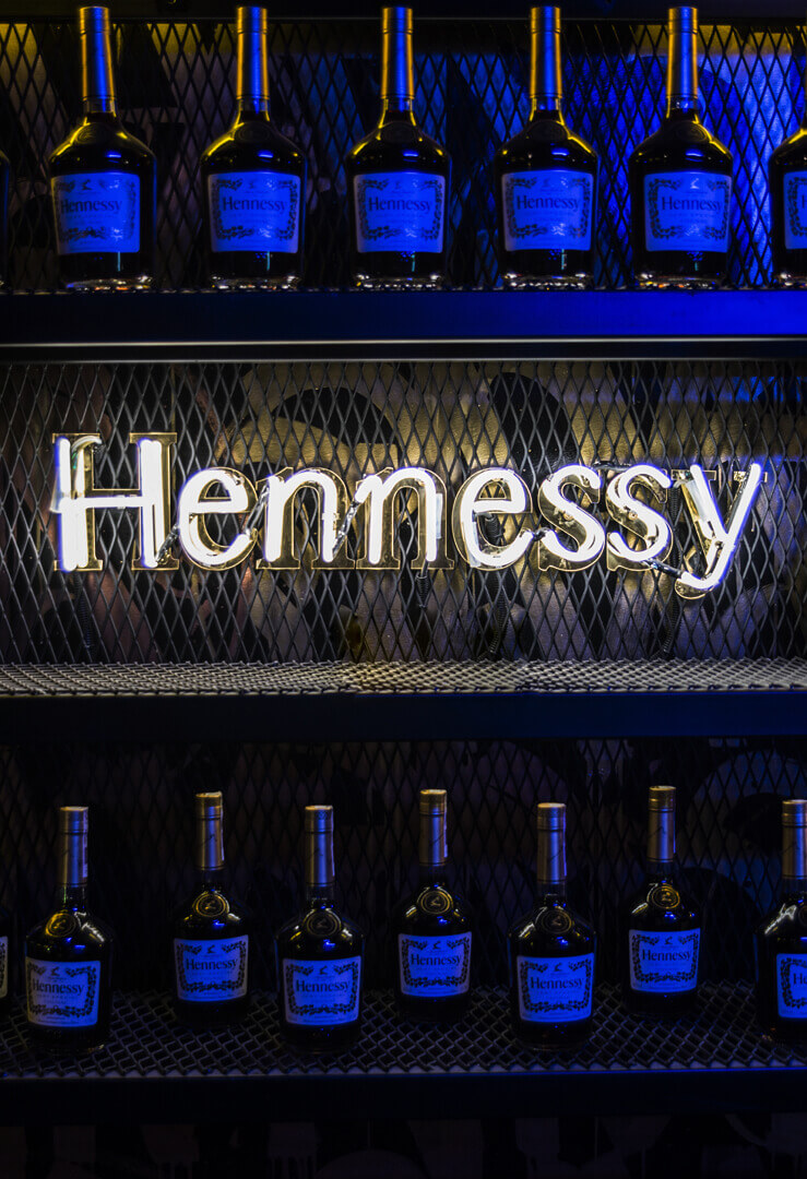 neon-hennessy-neon-swietlny-za-barem-neon-na-zewnatrz-neon-na-ulicy-elektrykow-neon-na-kracie-neon-miedzy-butelkami-litery-swietlne-litery-neonowe-neon-w-ksztalcie-liter-neon-na-zamowienie-gdansk